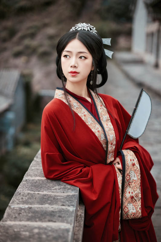身穿战国袍在古城游玩拍照的东方美女图片