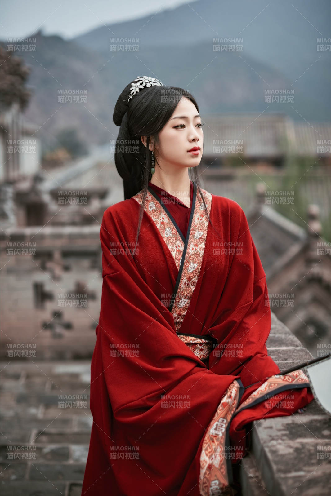 身穿战国袍在古城游玩拍照的东方美女图片