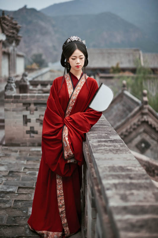 身穿战国袍在古城游玩拍照的东方美女图片