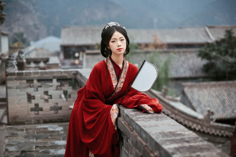 身穿战国袍在古城游玩拍照的东方美女图片