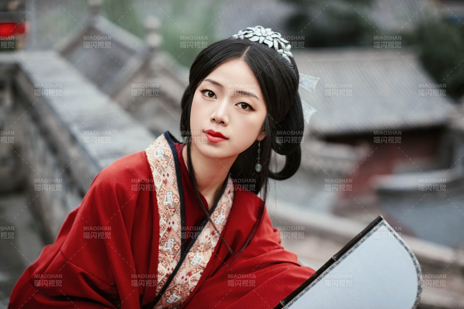 身穿战国袍在古城游玩拍照的东方美女图片