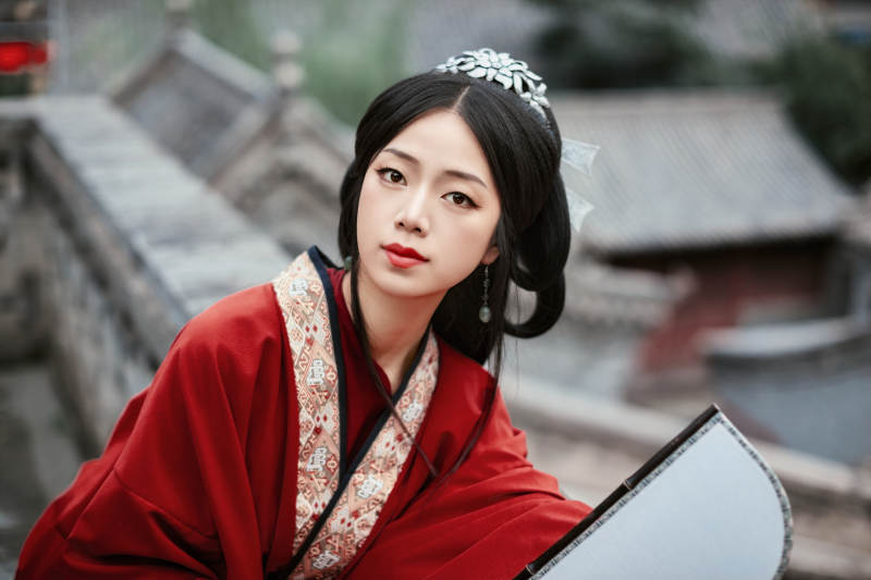 身穿战国袍在古城游玩拍照的东方美女图片