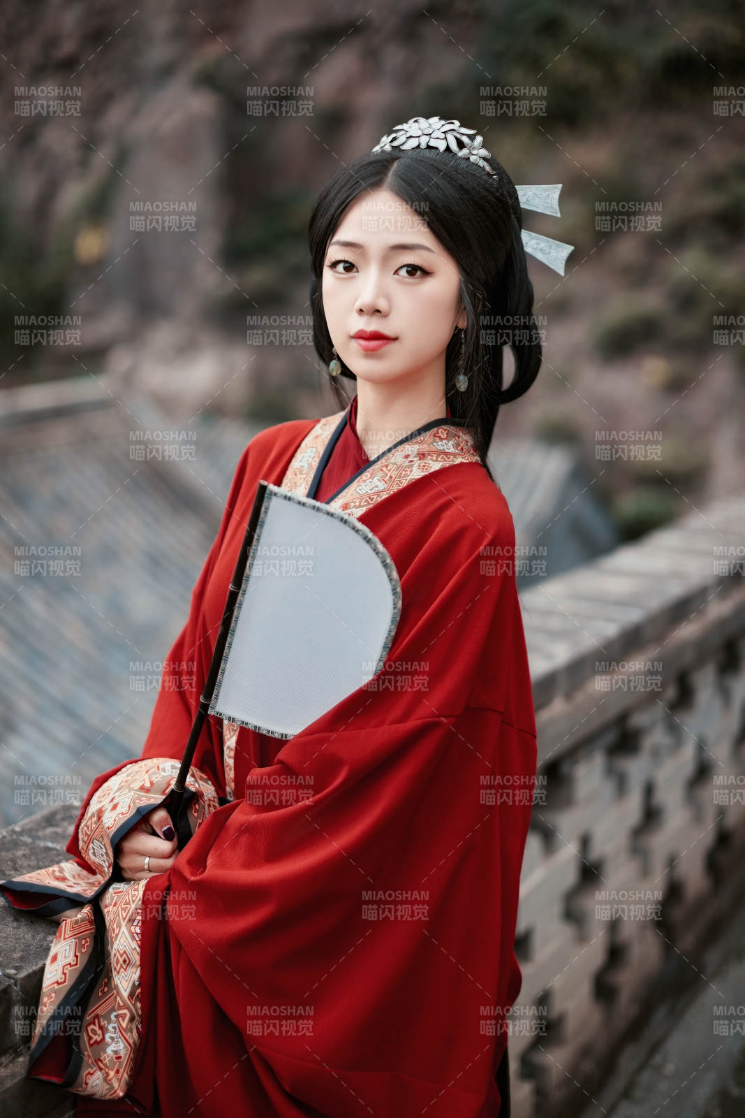 身穿战国袍在古城游玩拍照的东方美女图片