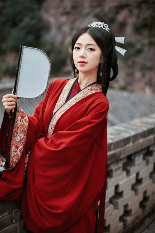 身穿战国袍在古城游玩拍照的东方美女图片