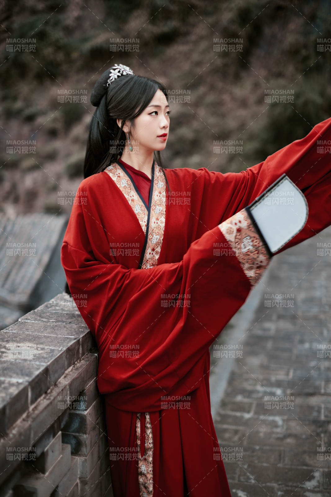 身穿战国袍在古城游玩拍照的东方美女图片