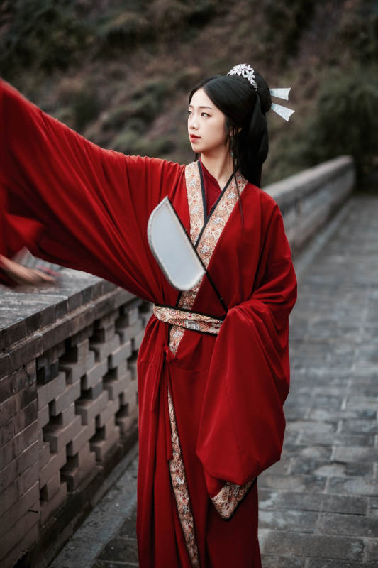 身穿战国袍在古城游玩拍照的东方美女图片