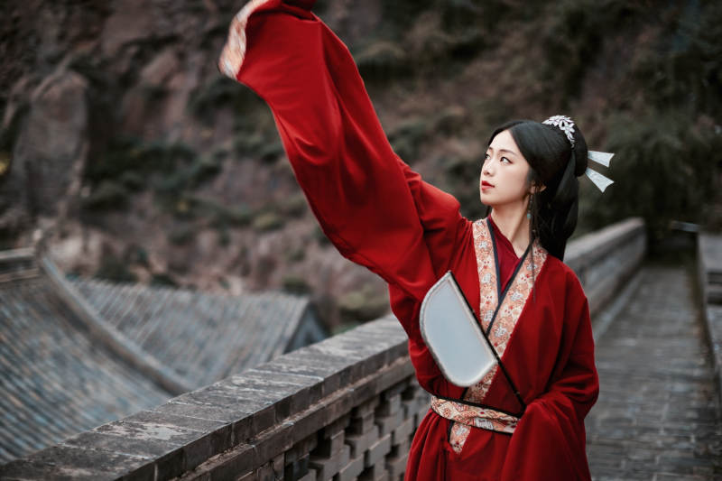 身穿战国袍在古城游玩拍照的东方美女图片