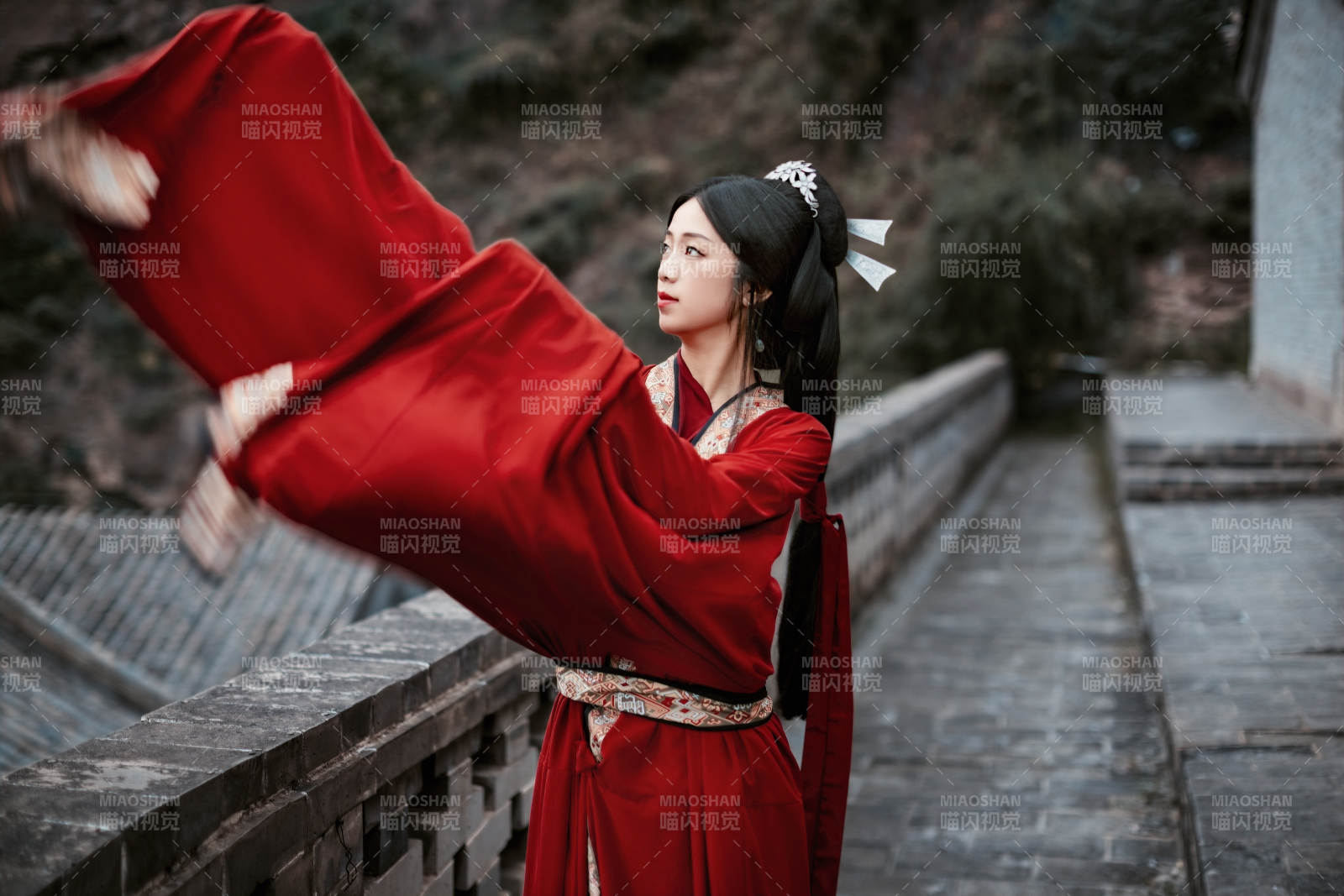 身穿战国袍在古城游玩拍照的东方美女图片