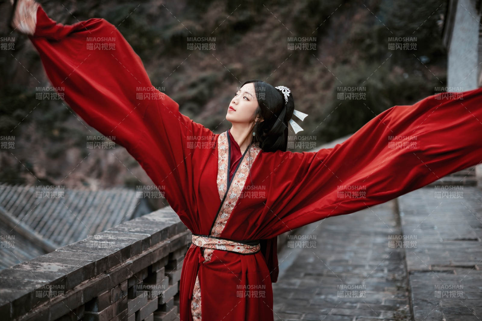 身穿战国袍在古城游玩拍照的东方美女图片