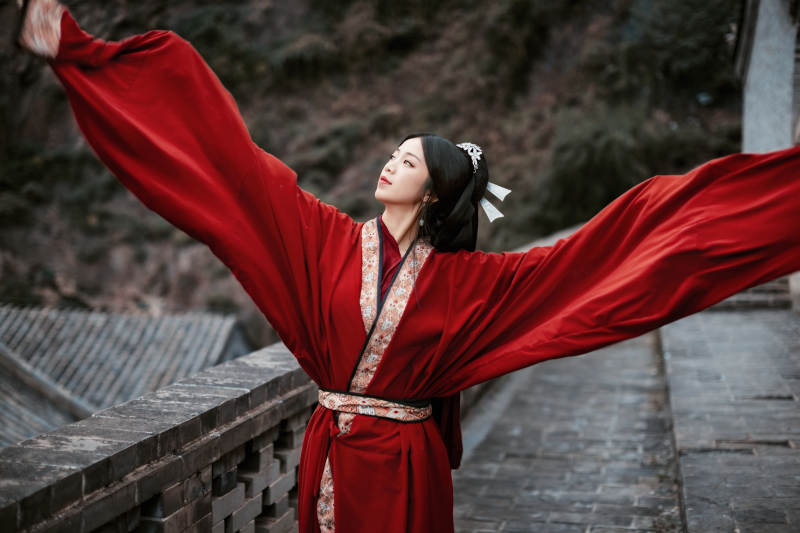 身穿战国袍在古城游玩拍照的东方美女图片