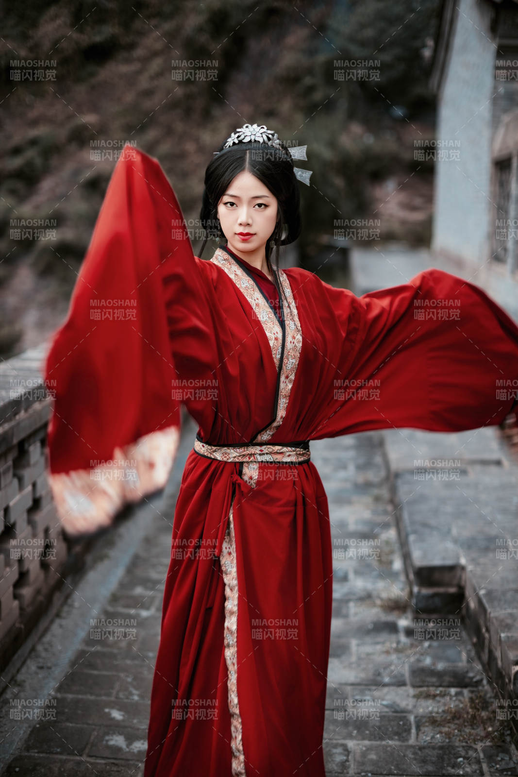 身穿战国袍在古城游玩拍照的东方美女图片