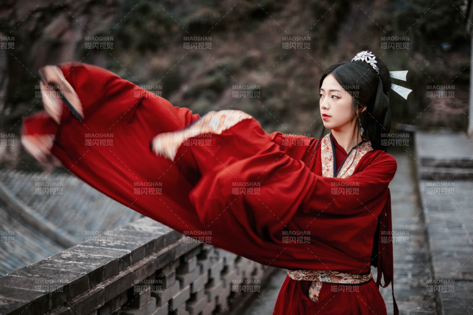 身穿战国袍在古城游玩拍照的东方美女图片