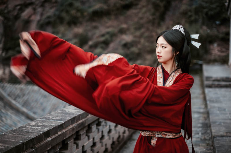 身穿战国袍在古城游玩拍照的东方美女图片
