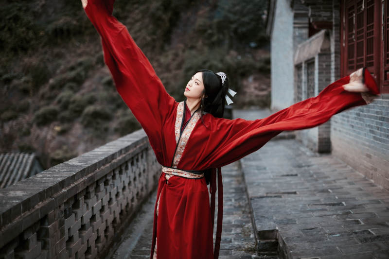 身穿战国袍在古城游玩拍照的东方美女图片