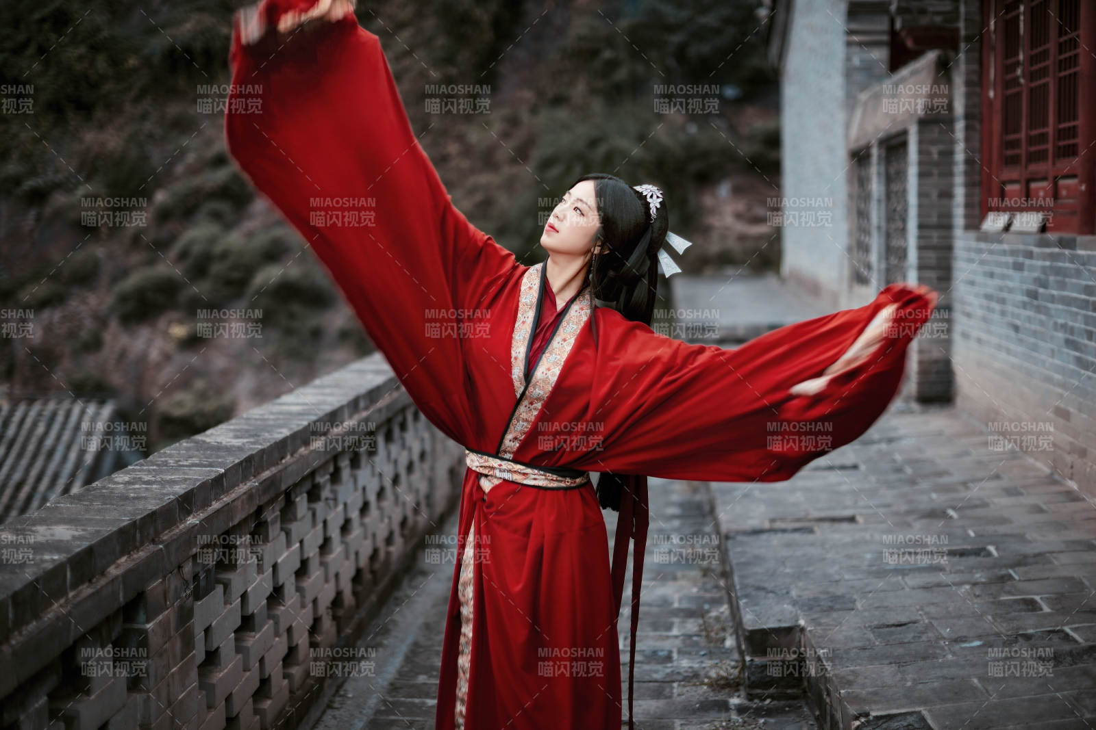 身穿战国袍在古城游玩拍照的东方美女图片