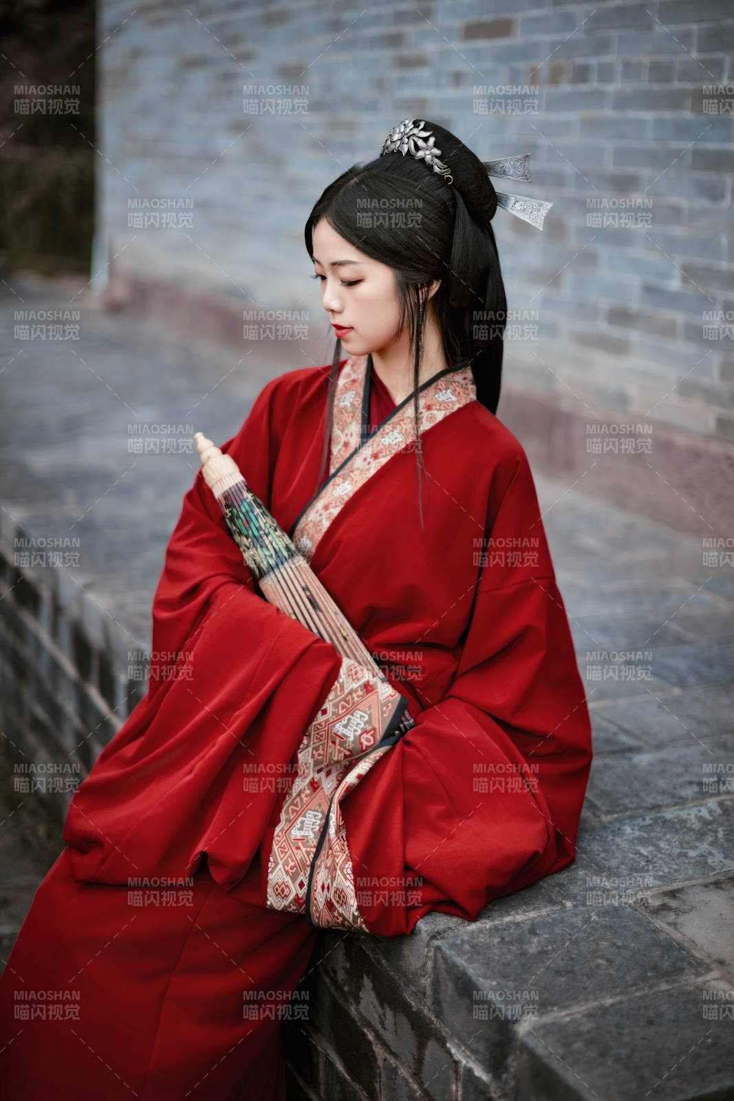 身穿战国袍在古城游玩拍照的东方美女图片