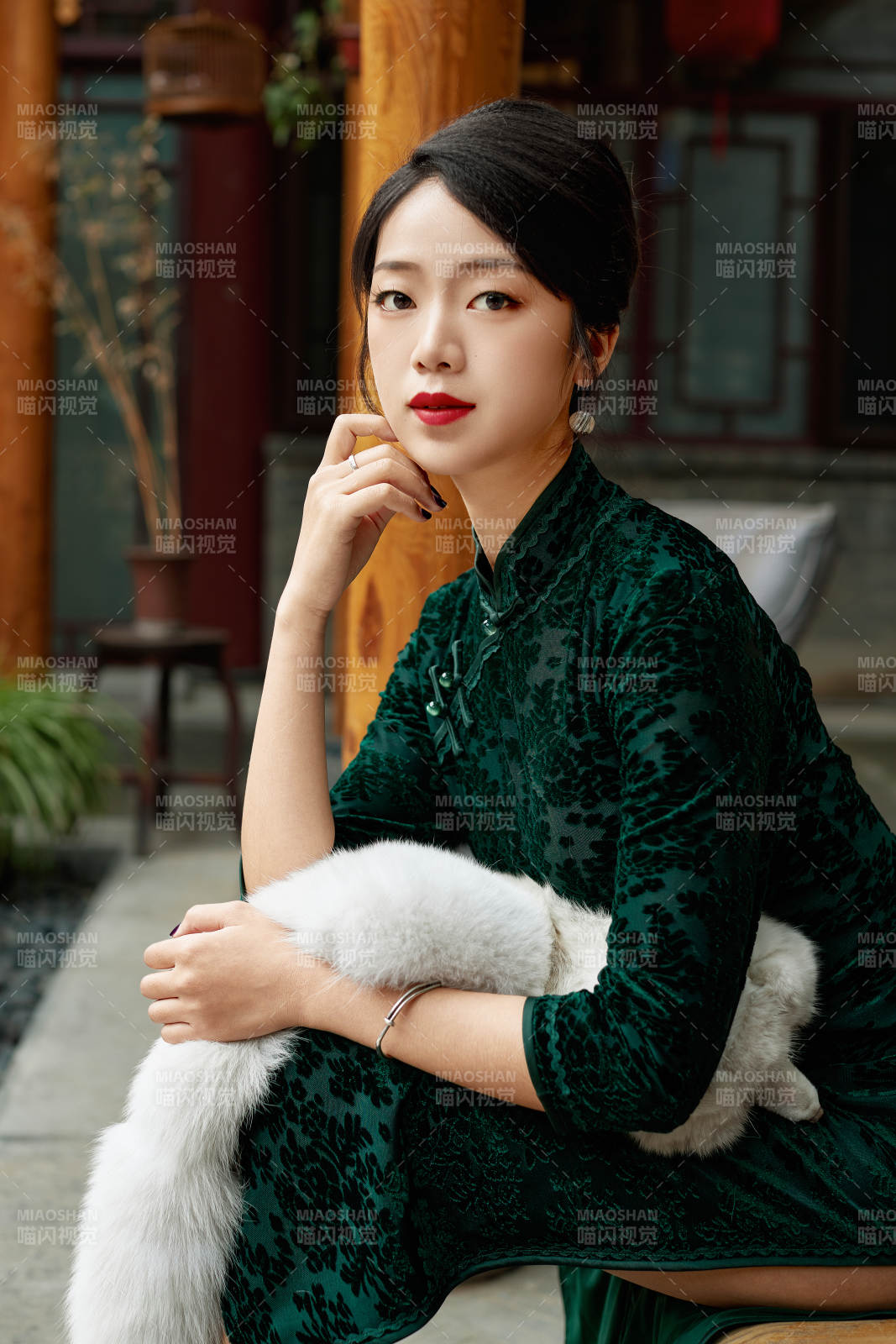 在中式庭院里身穿复古旗袍的亚洲女性图片