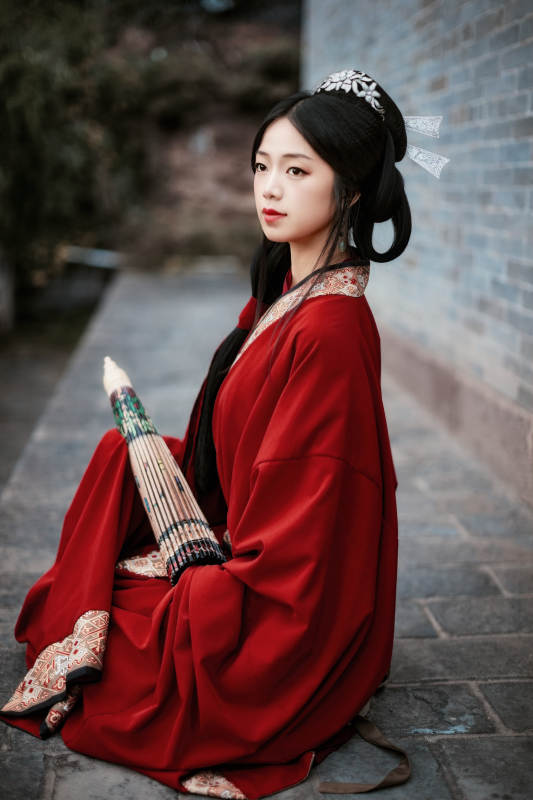 身穿战国袍在古城游玩拍照的东方美女图片