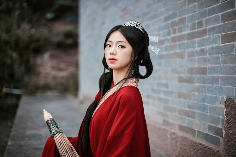 身穿战国袍在古城游玩拍照的东方美女图片