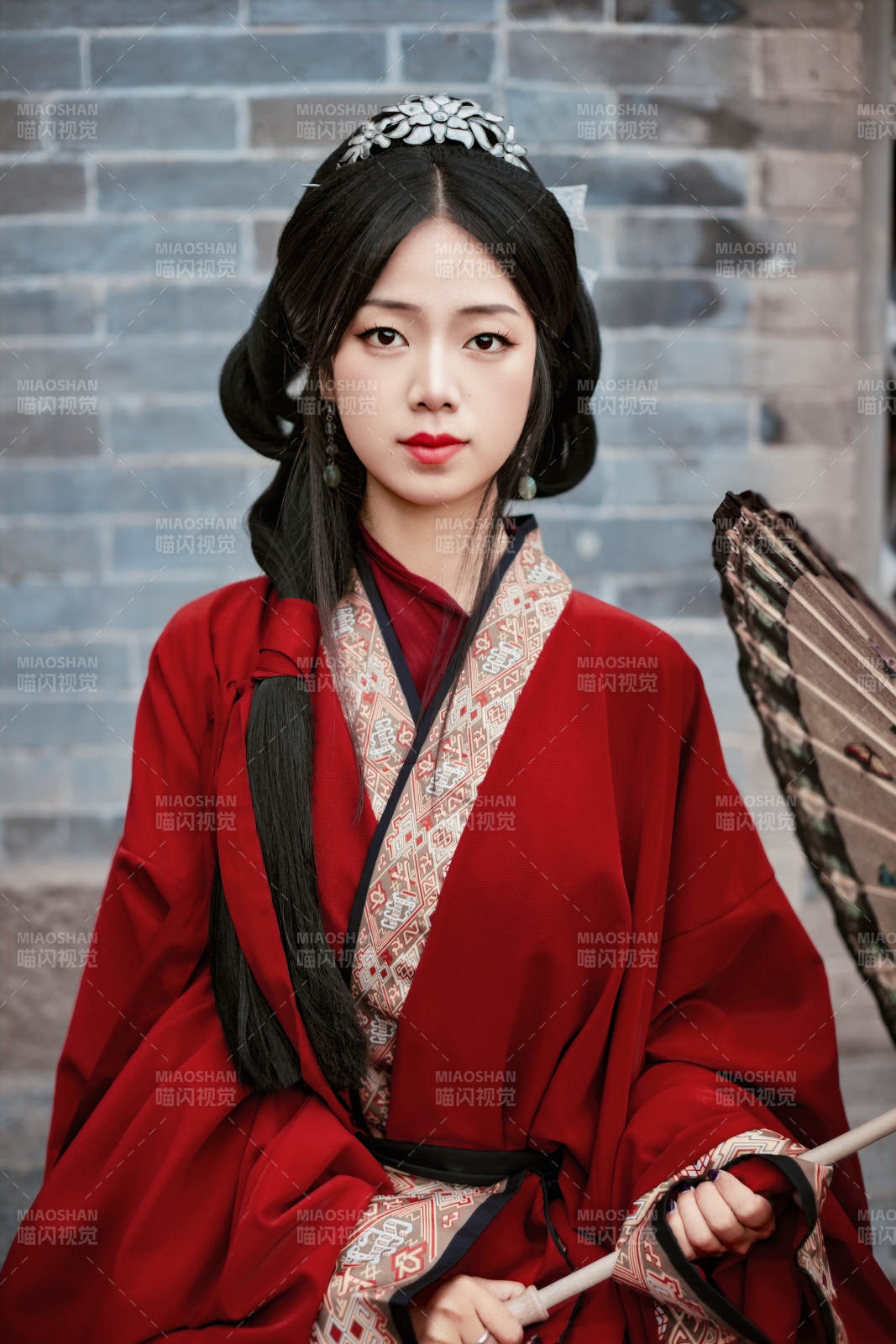 身穿战国袍在古城游玩拍照的东方美女图片