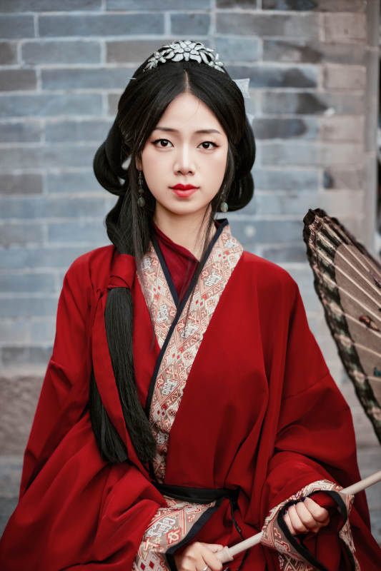 身穿战国袍在古城游玩拍照的东方美女图片