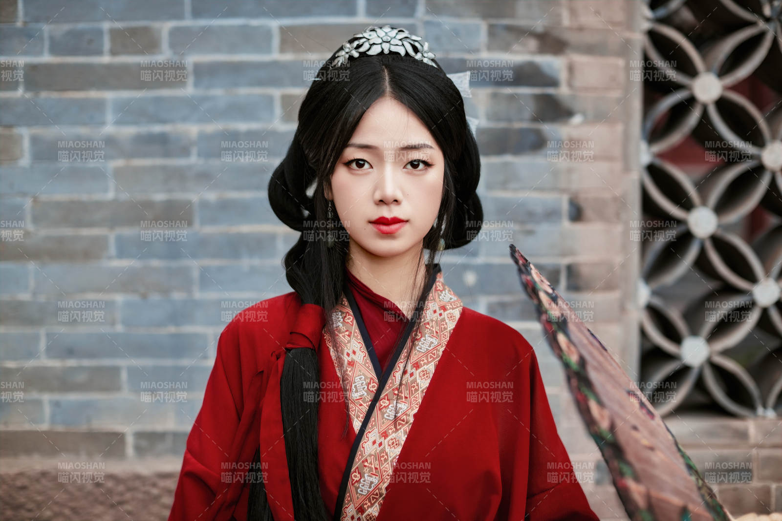 身穿战国袍在古城游玩拍照的东方美女图片