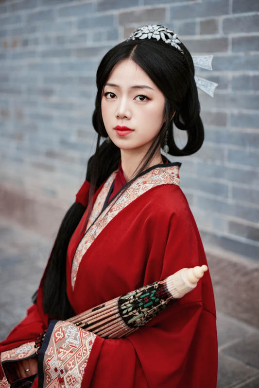 身穿战国袍在古城游玩拍照的东方美女图片