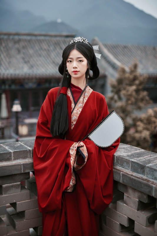 身穿战国袍在古城游玩拍照的东方美女图片