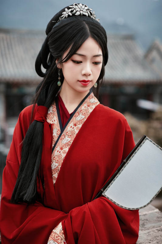 身穿战国袍在古城游玩拍照的东方美女图片
