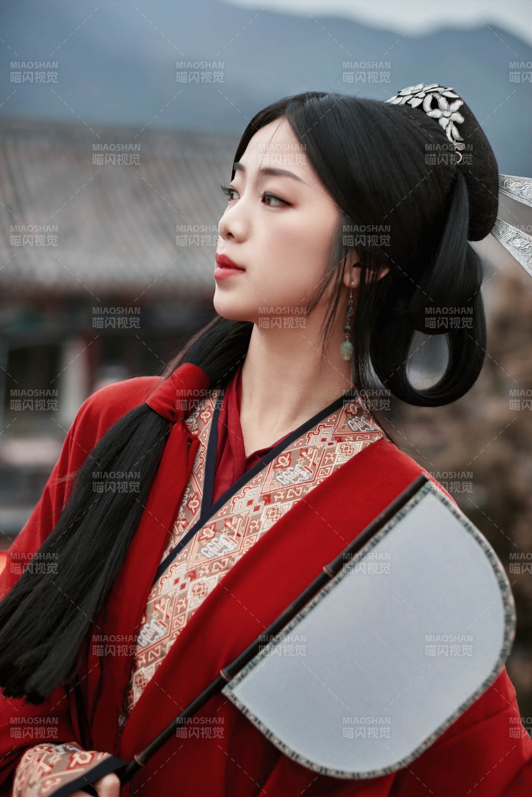 身穿战国袍在古城游玩拍照的东方美女图片