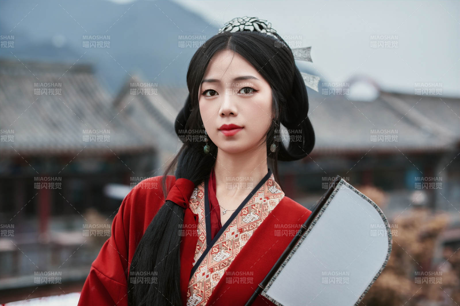 身穿战国袍在古城游玩拍照的东方美女图片