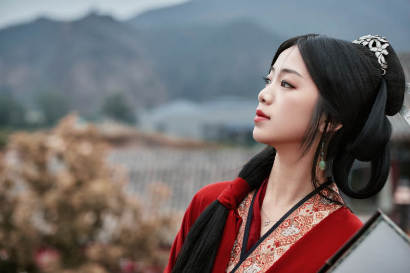 身穿战国袍在古城游玩拍照的东方美女图片