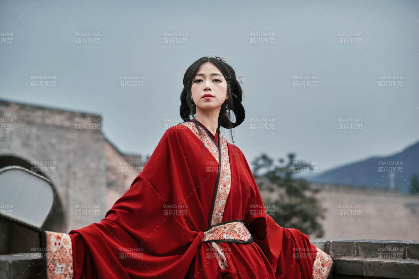 身穿战国袍在古城游玩拍照的东方美女图片