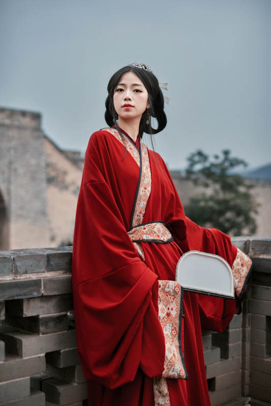 身穿战国袍在古城游玩拍照的东方美女图片