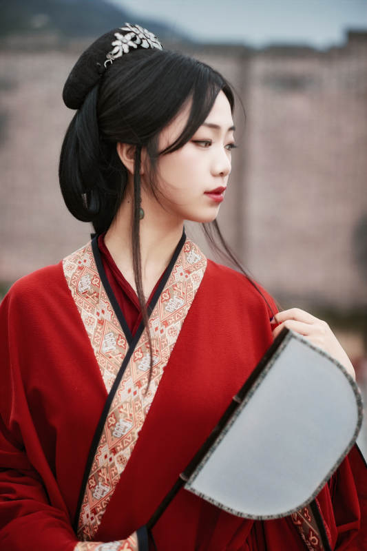 身穿战国袍在古城游玩拍照的东方美女图片