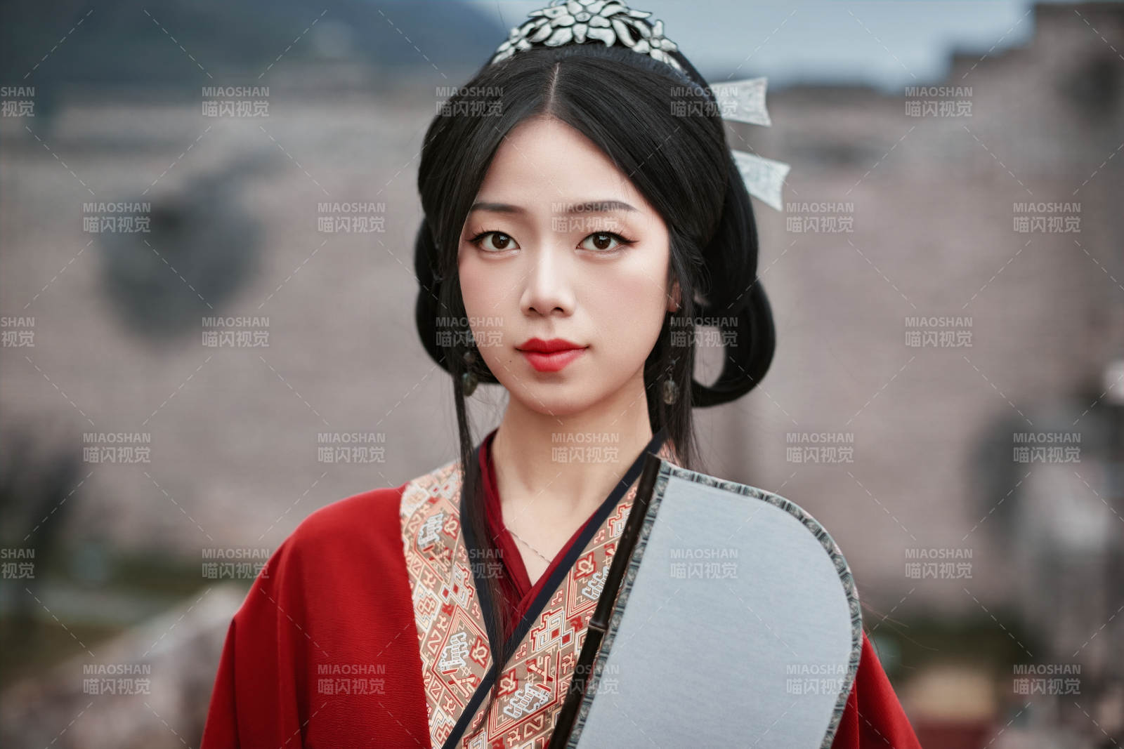 身穿战国袍在古城游玩拍照的东方美女图片