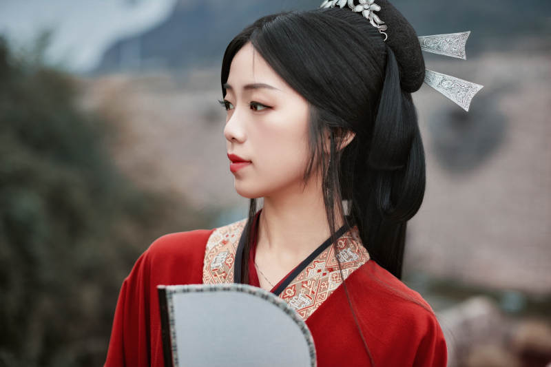 身穿战国袍在古城游玩拍照的东方美女图片