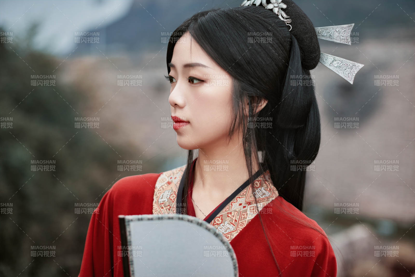 身穿战国袍在古城游玩拍照的东方美女图片