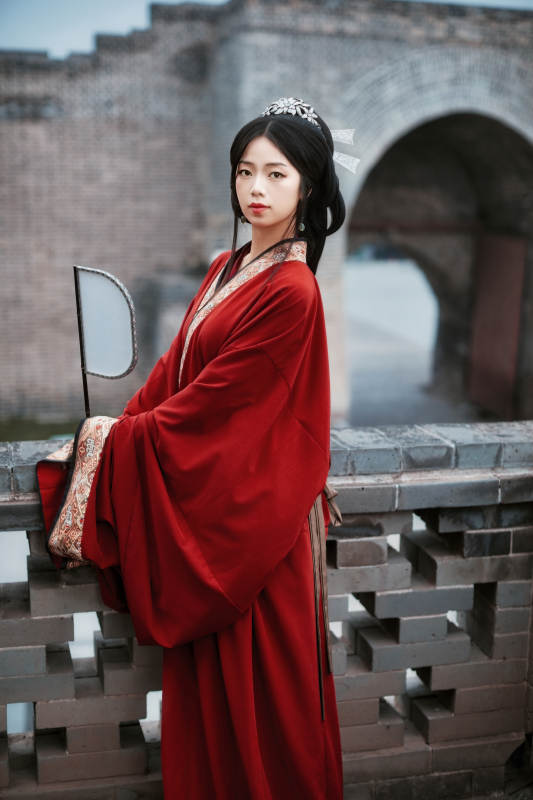 身穿战国袍在古城游玩拍照的东方美女图片