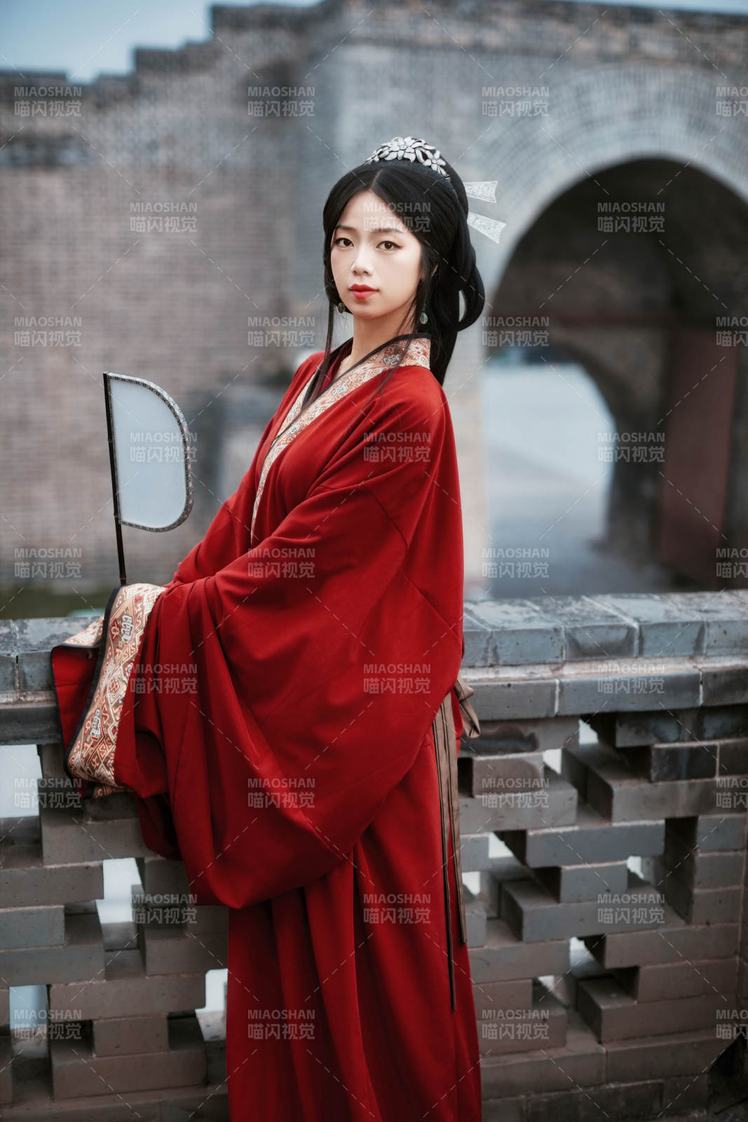 身穿战国袍在古城游玩拍照的东方美女图片