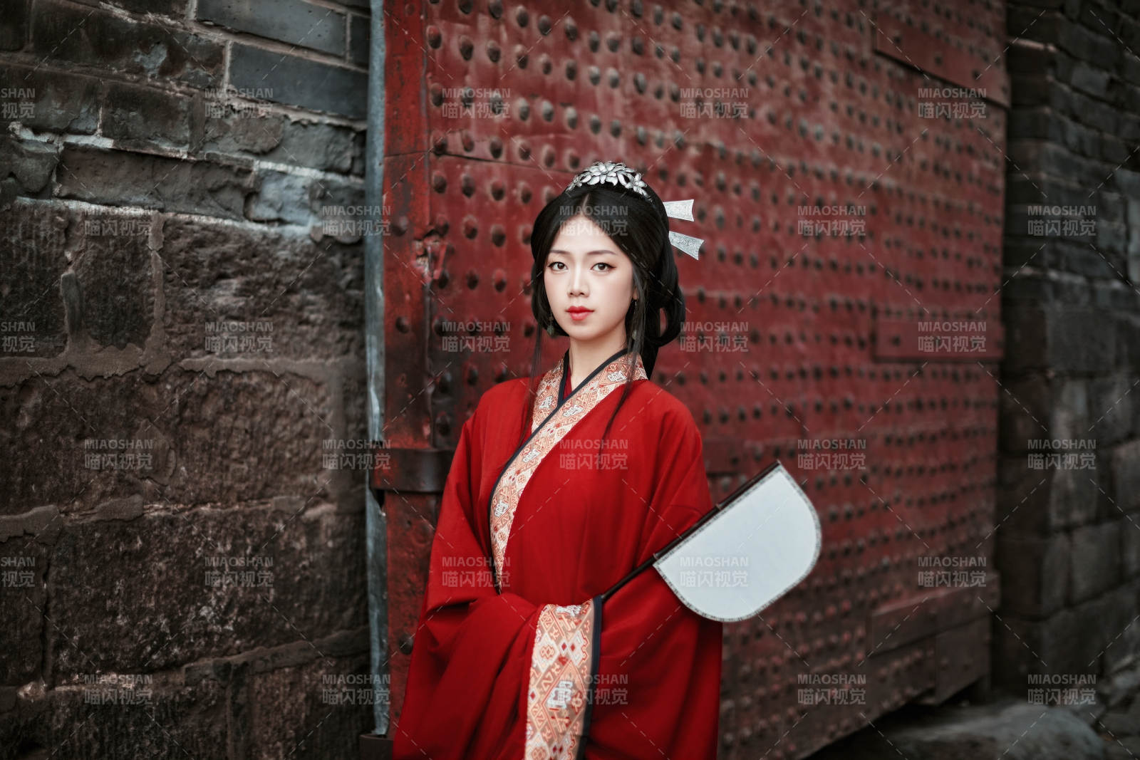 身穿战国袍在古城游玩拍照的东方美女图片