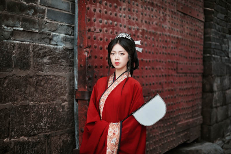 身穿战国袍在古城游玩拍照的东方美女图片