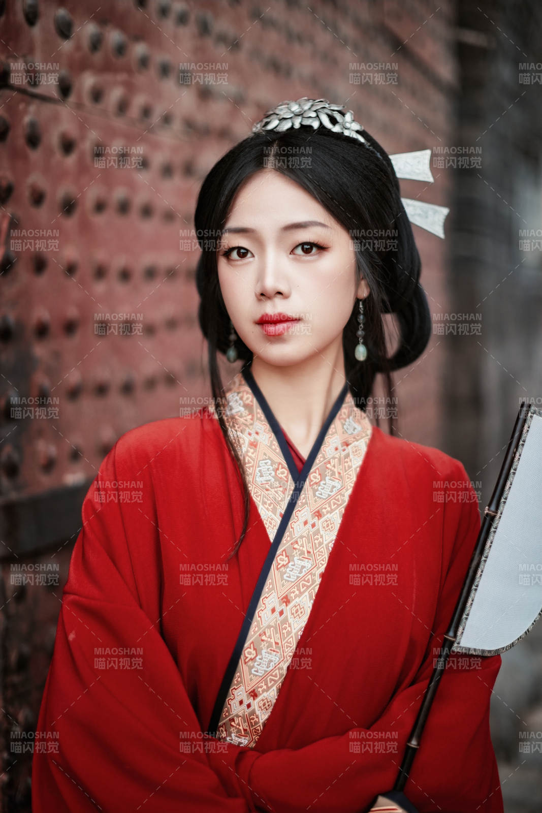 身穿战国袍在古城游玩拍照的东方美女图片