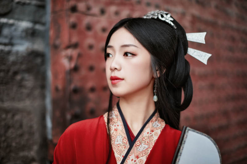 身穿战国袍在古城游玩拍照的东方美女图片