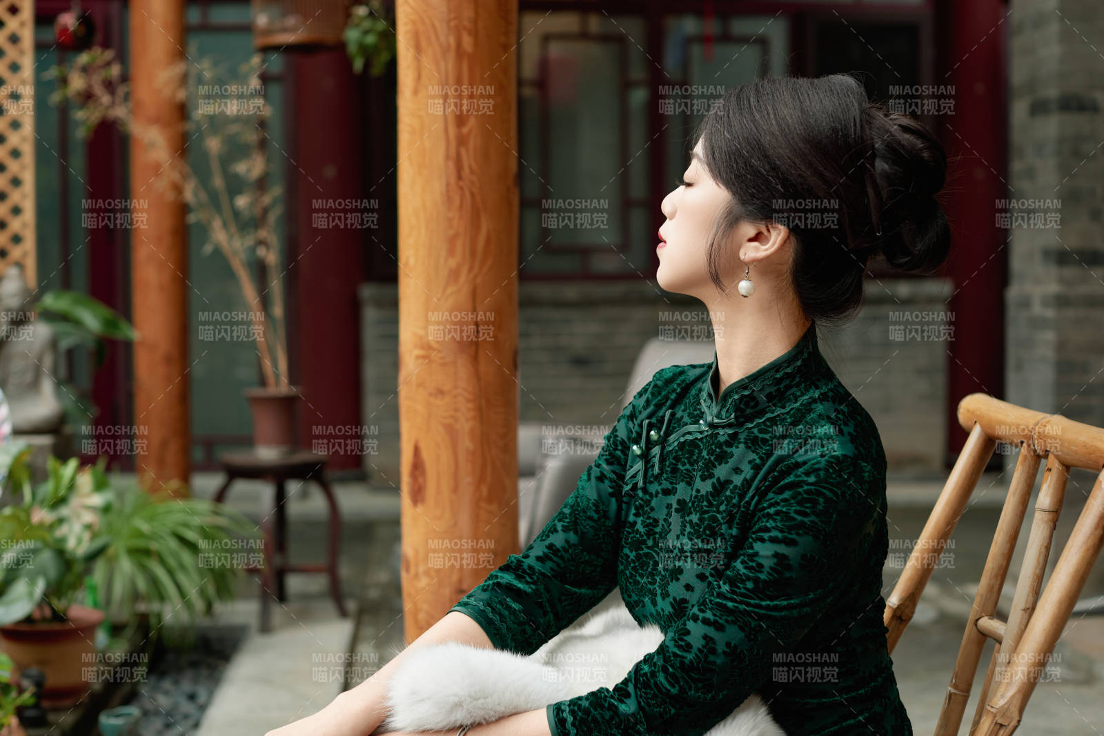 在中式庭院里身穿复古旗袍的亚洲女性图片