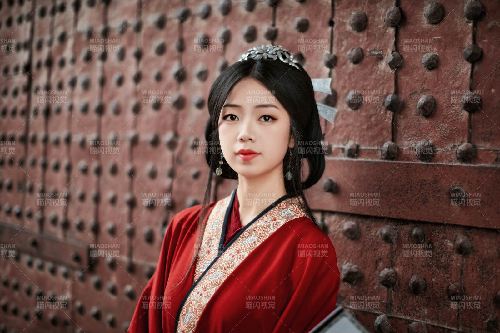 身穿战国袍在古城游玩拍照的东方美女图片