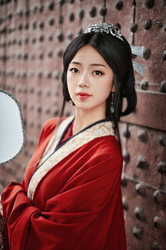 身穿战国袍在古城游玩拍照的东方美女图片