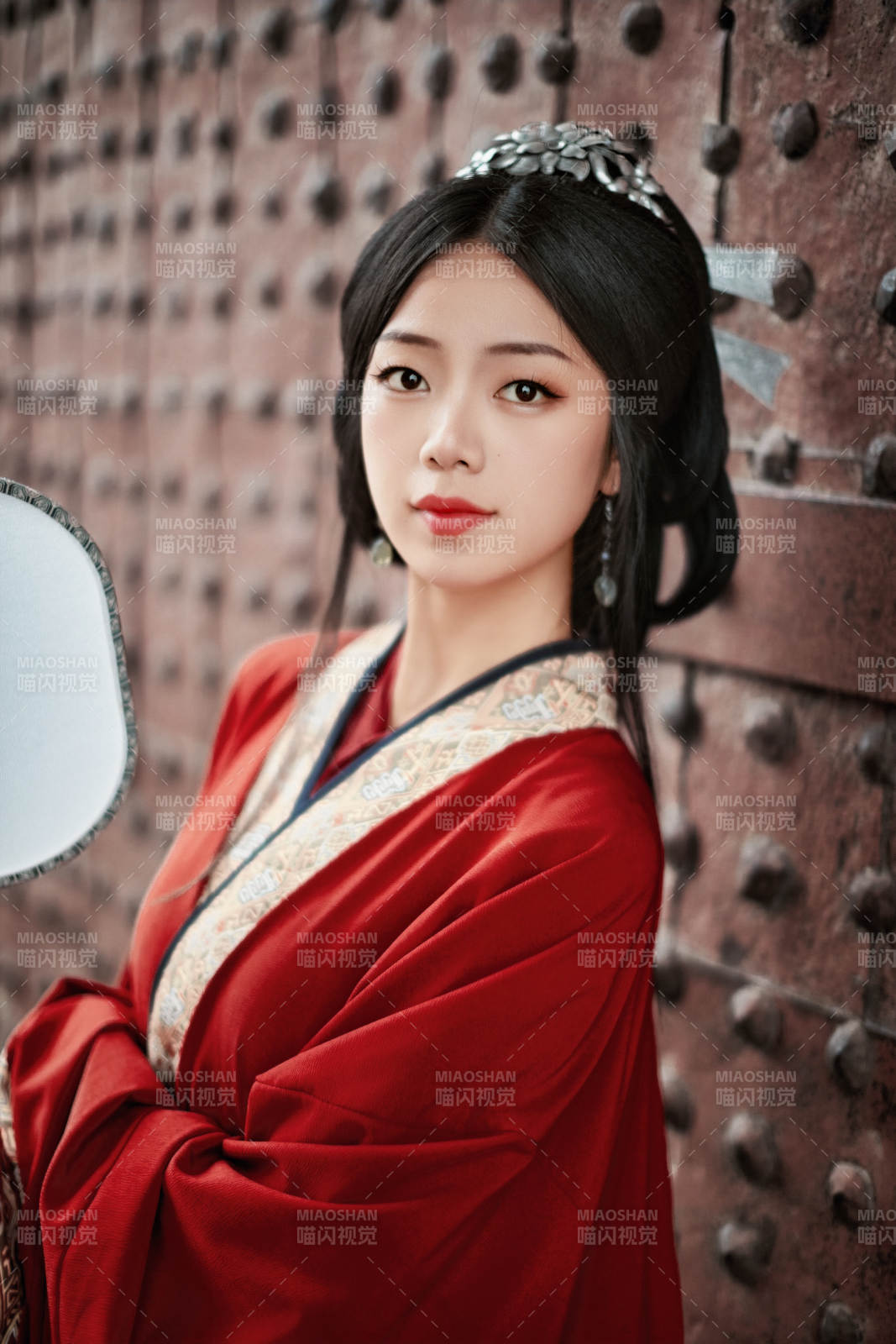 身穿战国袍在古城游玩拍照的东方美女图片
