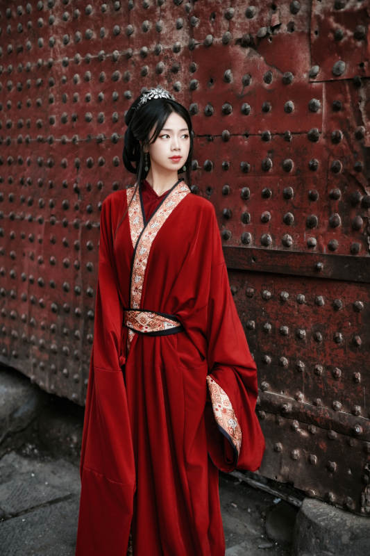 身穿战国袍在古城游玩拍照的东方美女图片