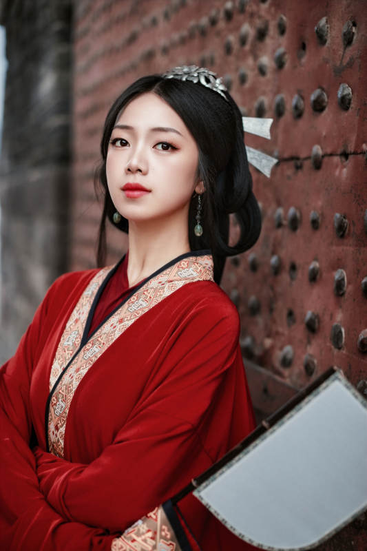 身穿战国袍在古城游玩拍照的东方美女图片